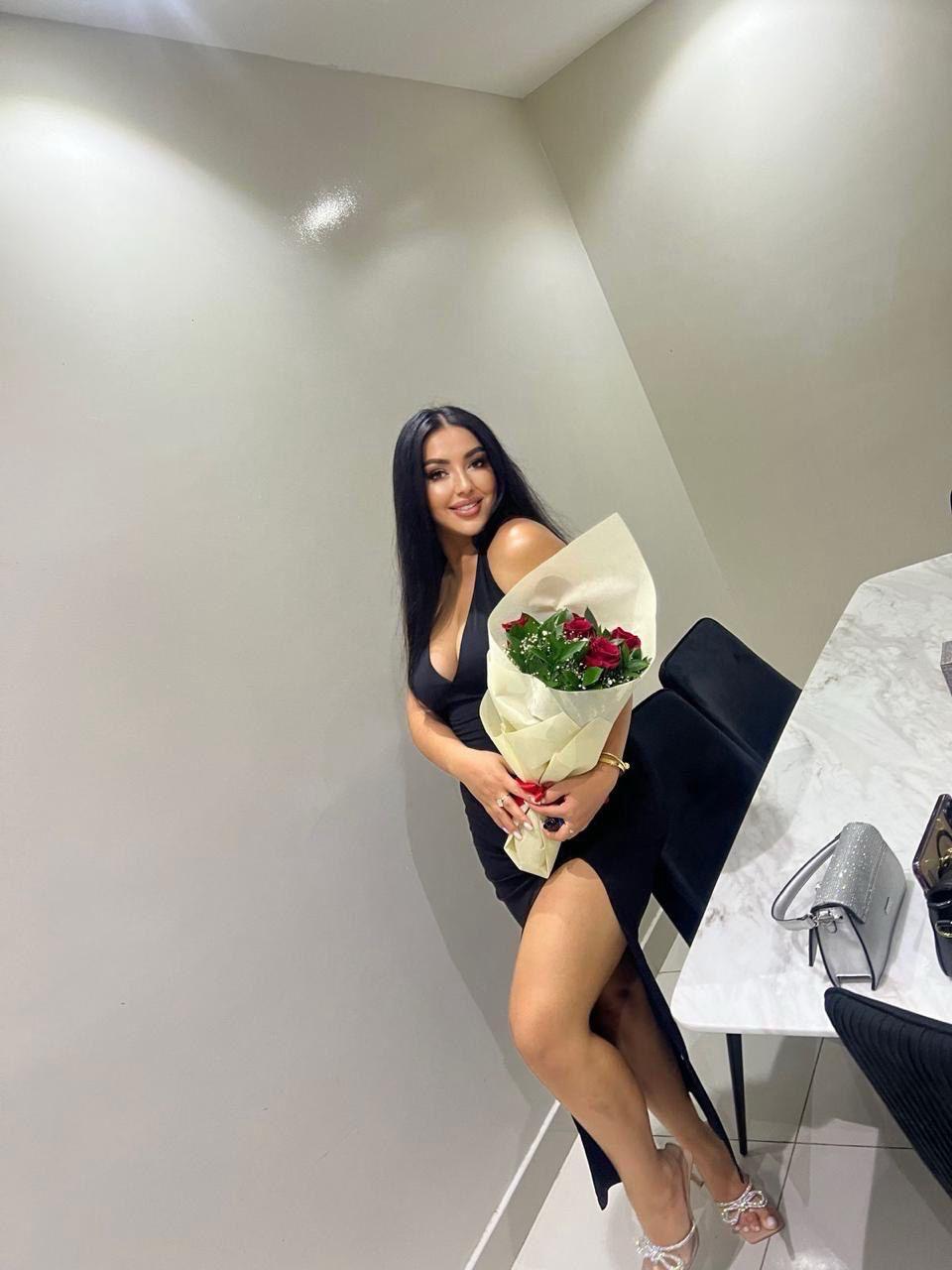 Neha Roy - Kolkata escort